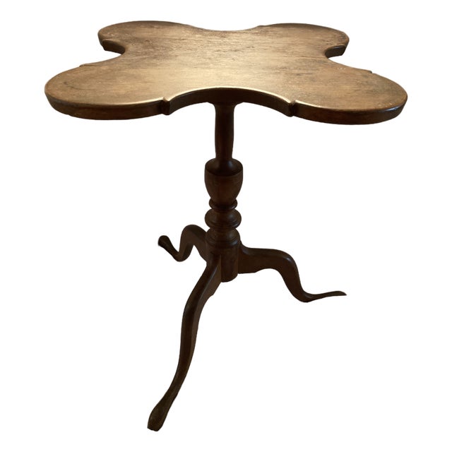 1785 American Furniture Connecticut Heritage Investment Piece American Federal Cherrywood Scallop-Top Candlestand Circa 1785 Connecticut For Sale