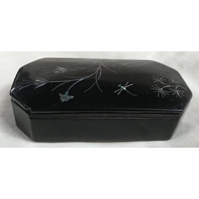 Japanese Mother-Of-Pearl Flowers and Dragonfly on Asian Black Lacquer Snuff Box For Sale - Image 3 of 6