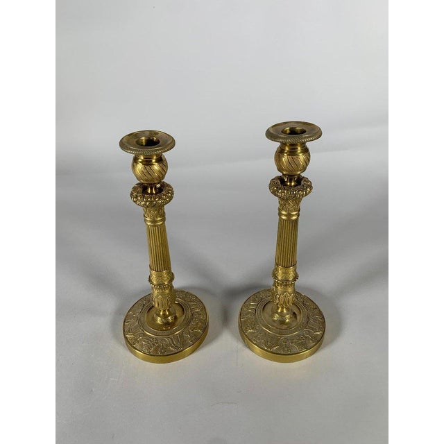 Traditional Pair of bronze candlesticks "with fruit baskets", Empire period, 19th century For Sale - Image 3 of 7