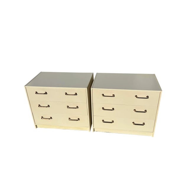 Joe Colombo 1970s Vintage Modern Style White Pair of Dressers Chest of Drawers With Brass Hardware - Set of 2 For Sale - Image 4 of 8