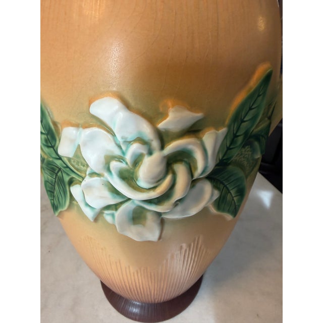 The Roseville Pottery Gardenia Floor Vase "690-16" in Tan/Brown from around 1950 is a stunning piece of vintage decorative...