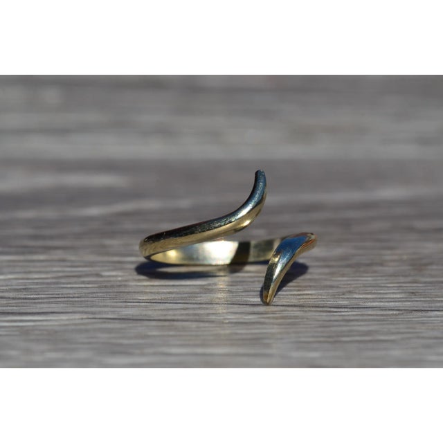 The Solana Beach: Simple Bypass Ring in White Gold For Sale In Philadelphia - Image 6 of 10