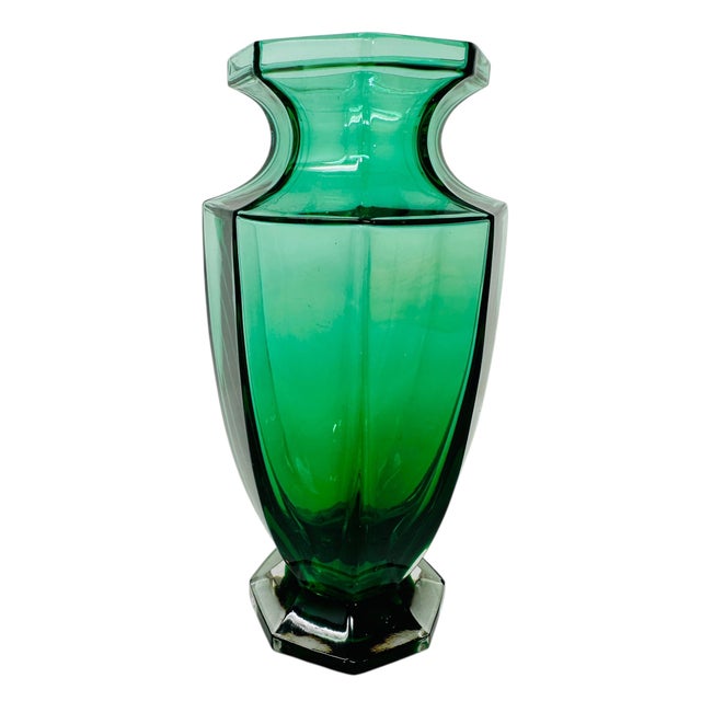 Step back into the stylish sophistication of the 1990s with this breathtaking Royal Gallery Emerald Green Octagon Vase....