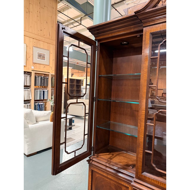Late 20th Century Drexel Heritage Mahogany China Cabinet For Sale In New York - Image 6 of 12