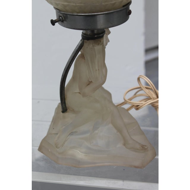 C1930's French Art Deco Frosted Female Figural Table Lamp by Walter & Sohne. For Sale In Miami - Image 6 of 11