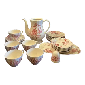 30 Piece Grouping of English Staffordshire Tudor Roses by J&g Meakin, Early 20th Century