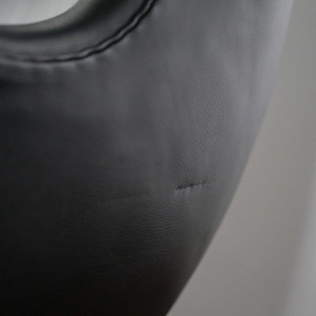 Fritz Hansen Set of Egg Chair and Ottoman in Aniline Leather with Polished Aluminium Base by Arne Jacobsen for Fritz Hansen, 2005 For Sale - Image 4 of 18