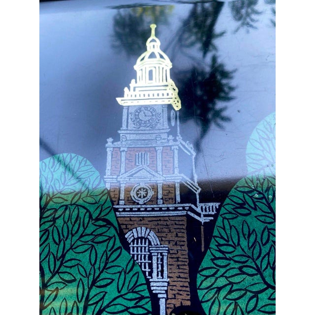 Mid 20th Century Vintage Couroc Independence Hall Serving Tray – Colonial Philadelphia Horse & Carriage Scene – Monterey California For Sale - Image 5 of 13