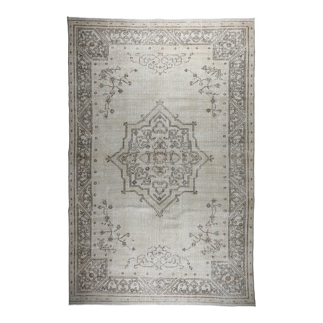 Vintage Turkish Oushak Rug With Minimal Medallion Design in Soft Neutrals -6' 2'' X 9' 11'' For Sale