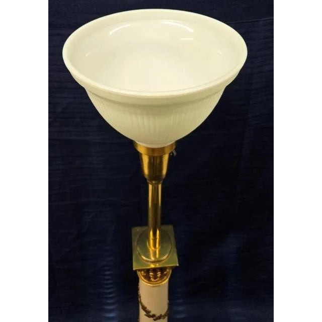 This lamp has golden leaflets displayed against its creme body, giving it an elegant look. It is in fantastic working...