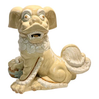 Monumental Circa 1980s Cream & White Ceramic Foo Dog Statue (18" Wide) - Mottahedeh Style For Sale