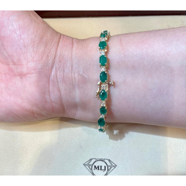 9 Carat Natural Emerald & Diamond Cocktail Tennis Bracelet 14 Karat Yellow Gold For Sale - Image 4 of 18