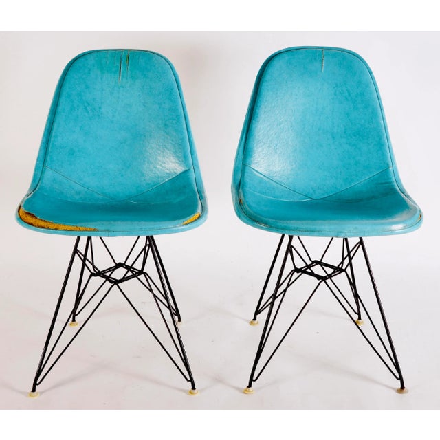 An early set of two imaginative DKR-1 Eiffel Wire Chairs by Charles and Ray Eames for Herman Miller. In white powder...