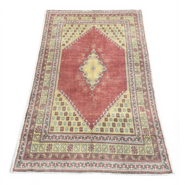 This beautiful antique rug from Gördes, Turkey, showcases a refined and understated interpretation of traditional...