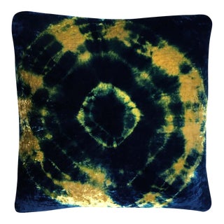 Contemporary Rousseau Yellow Gold & Indigo Blue Halo Pattern Hand-Dyed Velvet Throw Pillow For Sale