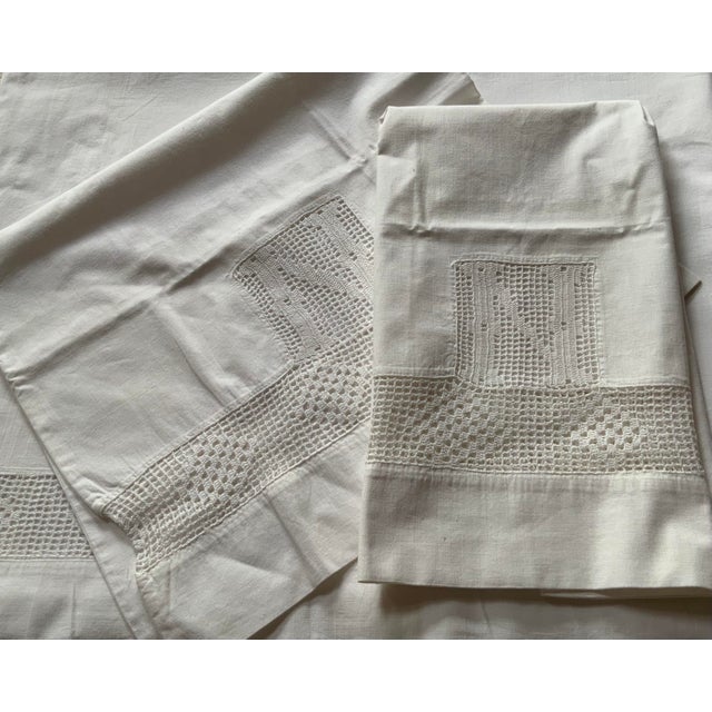 American Nantucket Estate — 1930s Linen Pillowcase Set With Monogram & Filet Crochet — 2 Cases + 80" Day Cover For Sale - Image 3 of 6