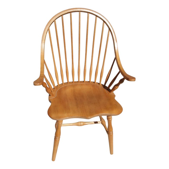 Late 20th Century Amish Continuous Arm Windsor Chair in Maple. For Sale