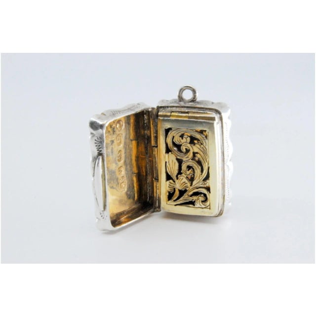 Silver and Gold Vinaigrette Box with Geometric Engraving on the Lid from the Victorian Period For Sale - Image 5 of 10