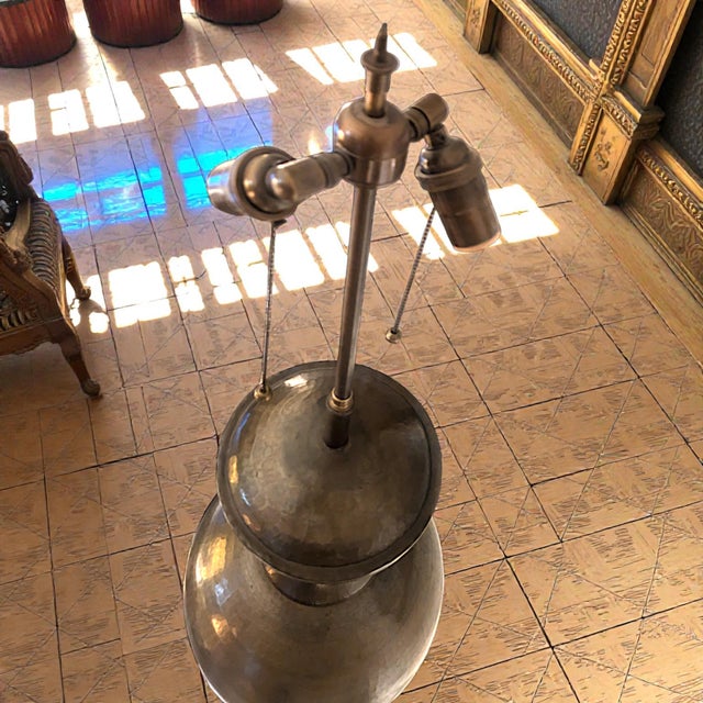 1940s Italian Monumental Hammered Brass Seamless Bulbous Table Lamp on Mahogany Plinth For Sale - Image 15 of 18