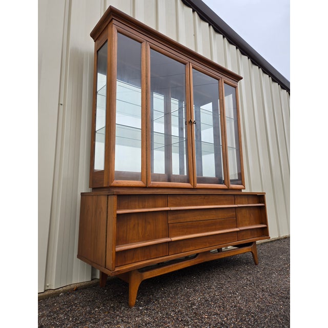 Wood 1960s Young Manufacturing Mid Century Modern Lighted 2-Piece Hutch For Sale - Image 7 of 9