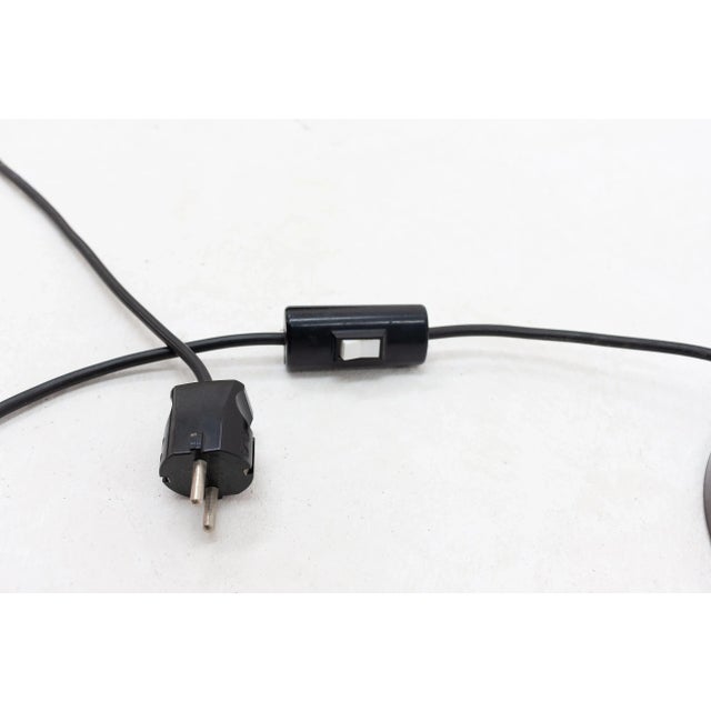 This Hala Zeist 'frying pan' desk lamp is in dark brown with a flexible arm. European Plug (up to 250V).The wiring of this...