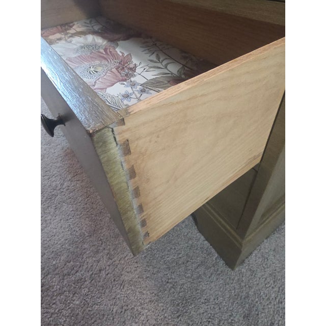 Mid 20th Century Solid Wood 3-Drawer Dresser in Warm Neutral Finish, Classic Transitional Style For Sale - Image 4 of 7