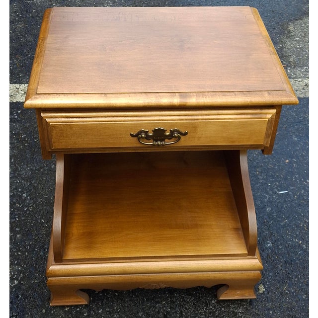 A Mid Century Modern Maple Single Drawer Bedside Table. Measures 20" in with, 14.5" in depth and 24.5" in height.