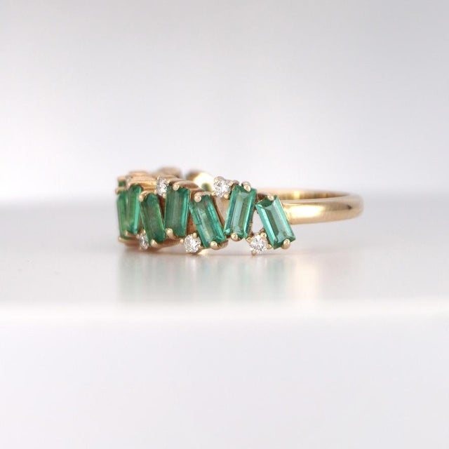 Zig Zag Yellow Gold Natural Diamond & Emerald Ring For Sale - Image 4 of 14