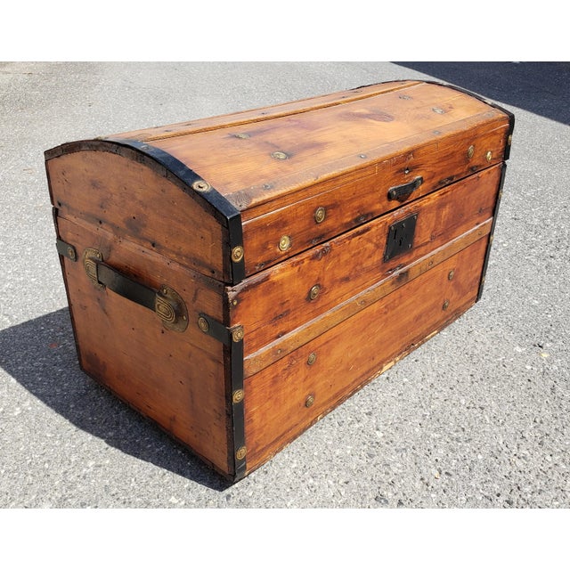 Early 20th Century American Rolling pine Blanket Trunk. Measures 30" in width, 16" in depth and stands 17.5" tall.