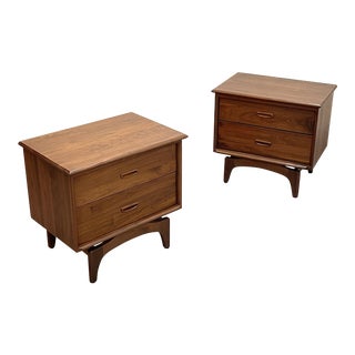 Pair of Mid Century Modern Walnut Nightstands For Sale