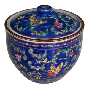 18th Century Chinese Porcelain Lidded Pot: Qing Dynasty