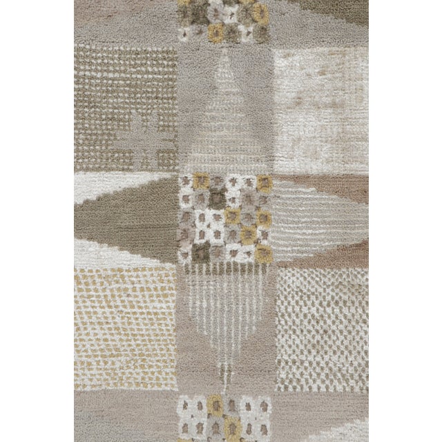 Mid-Century Modern Rug & Kilim’s Scandinavian Style Rug in Silver-Gray and Beige Geometric Pattern For Sale - Image 3 of 7