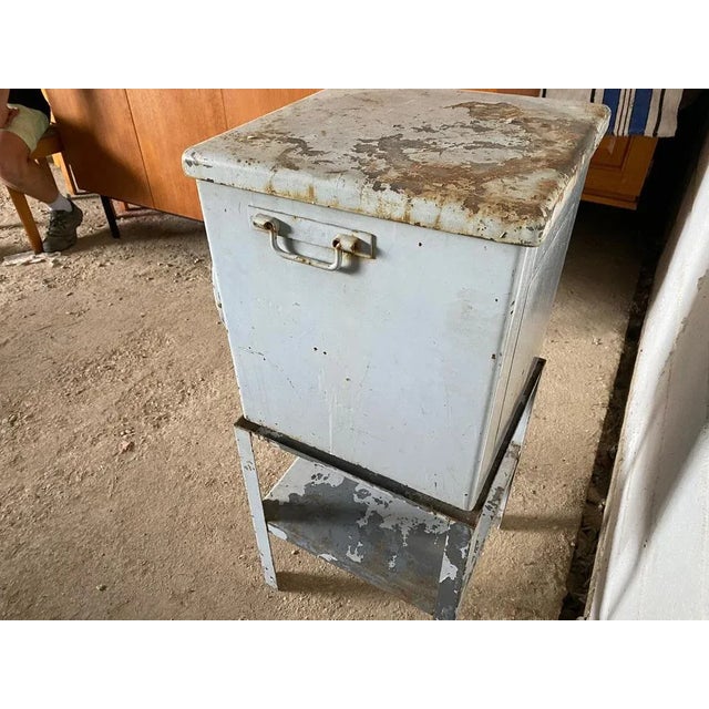 Very nice scale with its original patina Works very well, zero is not well adjusted. Sold with its foot, original support...