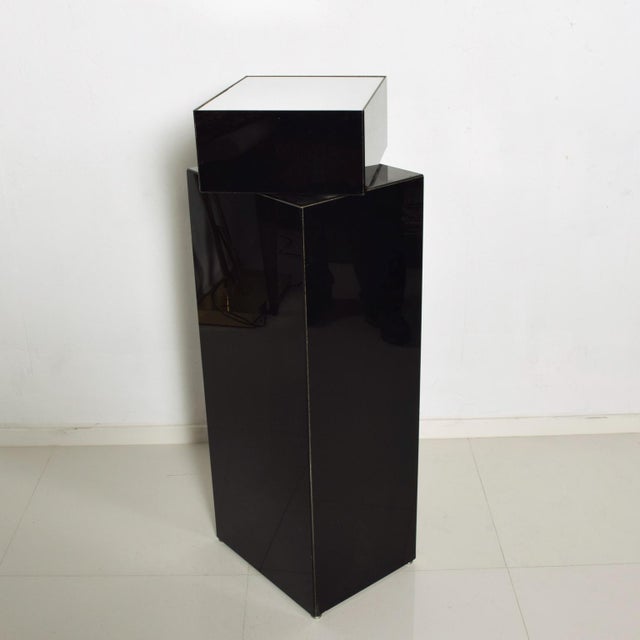 1980s Post Modern Black & White Acrylic Pillar Sculptural Pedestal Stand For Sale In San Diego - Image 6 of 7