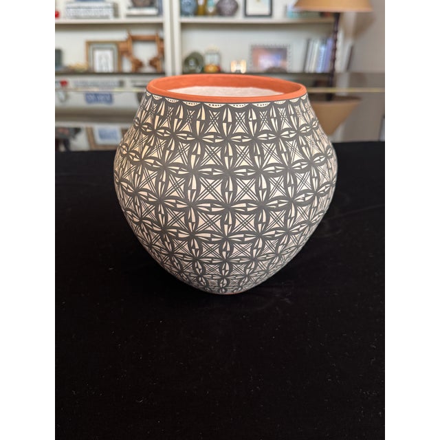 Late 20th Century Acoma Pueblo Pottery Jar — L. Antonio — Fine-Line Star / Snowflake Pattern — 7" For Sale - Image 4 of 11