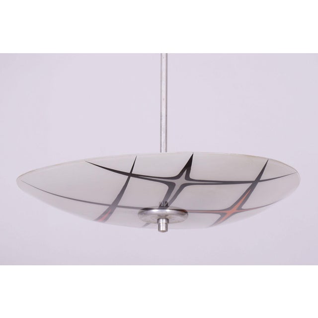 This original pendant chandelier, originating from the 1950s, represents an exceptionally successful and aesthetically...