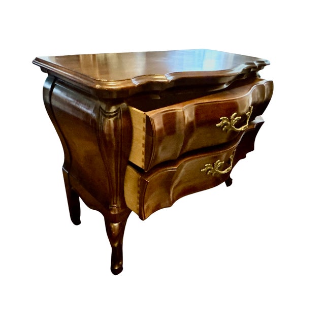 Mid 20th Century John Widdicomb Louis XV Style Bombe Commode – French Provincial Curved Chest of Drawers With Cabriole Legs & Brass Hardware For Sale - Image 9 of 16
