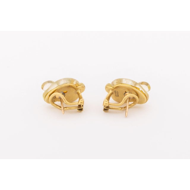 Infinity Knot Carved Glass and 18k Yellow Gold Earrings For Sale In New York - Image 6 of 8
