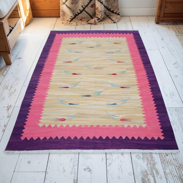 This exquisite contemporary Oushak flatweave serves as a vibrant bridge between traditional Anatolian craftsmanship and...