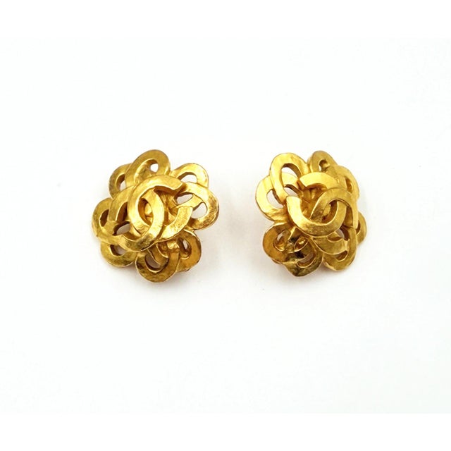 Contemporary Chanel Vintage Gold Plated CC Twisted Flower Clip on Earrings, A Pair For Sale - Image 3 of 5