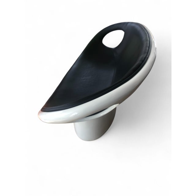 Italian Space Age Black Leather and White Fiberglass Love Sofa, 1960s For Sale - Image 4 of 11