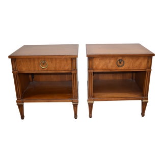 Late 20th Century Henredon Neoclassical Banded Walnut 1 Drawer Nightstands - a Pair For Sale