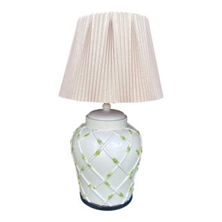 Vintage Mid-Century Modern Hollywood Regency Faux Bamboo White Ceramic Table Lamp For Sale