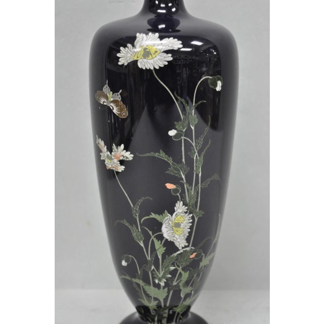 Chinoiserie Early 20th Century Meiji Period Japanese Cloisonne Enamel Dark Blue Daisy & Butterfly Tall Urn Vase For Sale - Image 3 of 12