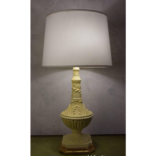 1940s Pair of Spanish Yellow Ceramic Lamps With Gilt Bases For Sale - Image 5 of 8