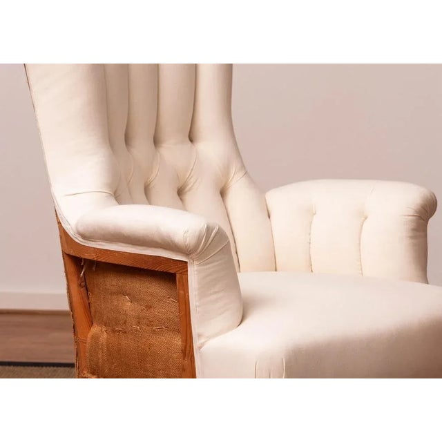1920s 19th Century Victorian White Cotton Deconstructed Tufted Scroll-Back Chair, 1920s For Sale - Image 5 of 9