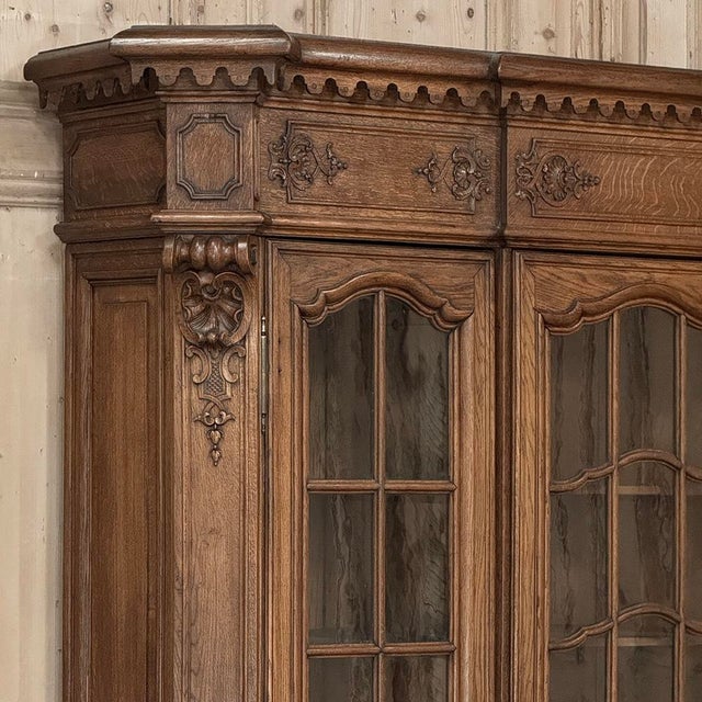 Late 19th Century Belgian Liégeoise Louis XIV Bookcase in Solid Quarter-Sawn Oak For Sale In Dallas - Image 6 of 18