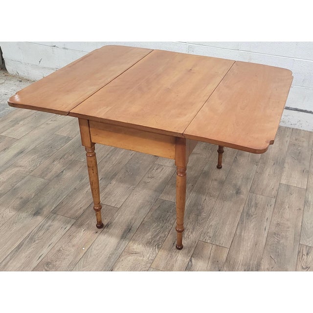 Wood Vintage Early American Colonial Style Federal Style Drop Leaf Dining Table For Sale - Image 7 of 12
