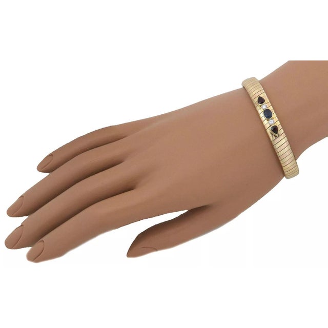 This is an elegant tapered shape flex cuff bracelet, crafted from 18k rose and yellow gold featuring the tubogas style...