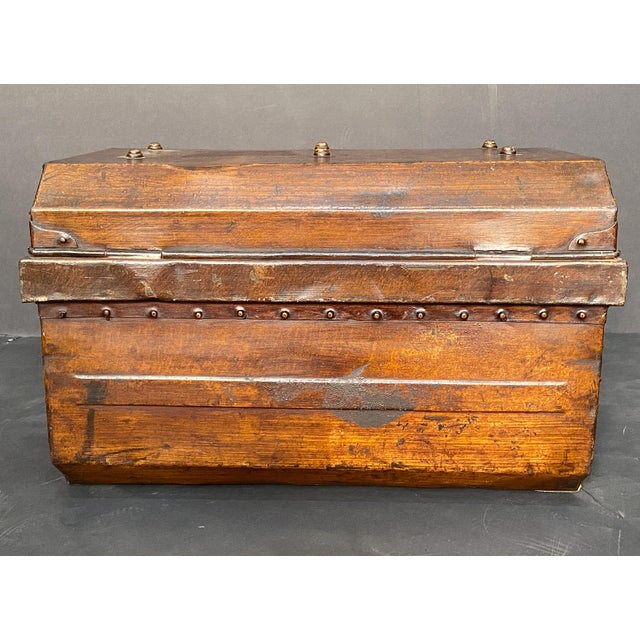English Toleware Tin Trunk With Faux Wood Finish and Brass Accents For Sale - Image 12 of 15